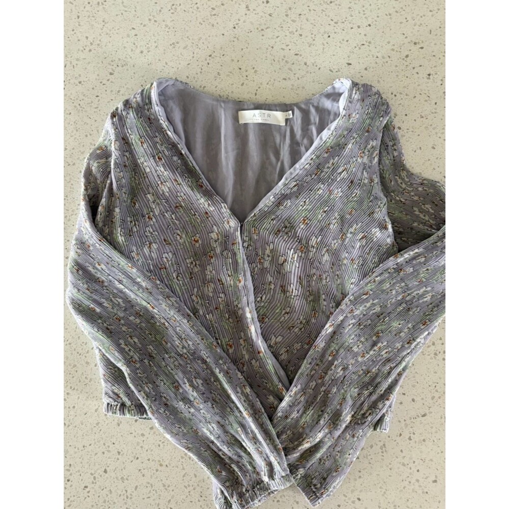 ASTR The Label Dusty Lavender Top L Crinkled V-Neck Button Long Sleevr